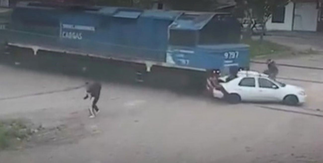 Un tren de carga embistió a un auto con seis personas en Córdoba y una mujer quedó atrapada