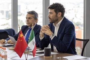 Giuliano y Monteverde presentaron formalmente la iniciativa ante CRRC, mantuvieron reuniones con autoridades y especialistas y recorrieron uno de los sistemas integrados de transporte más importantes del mundo.