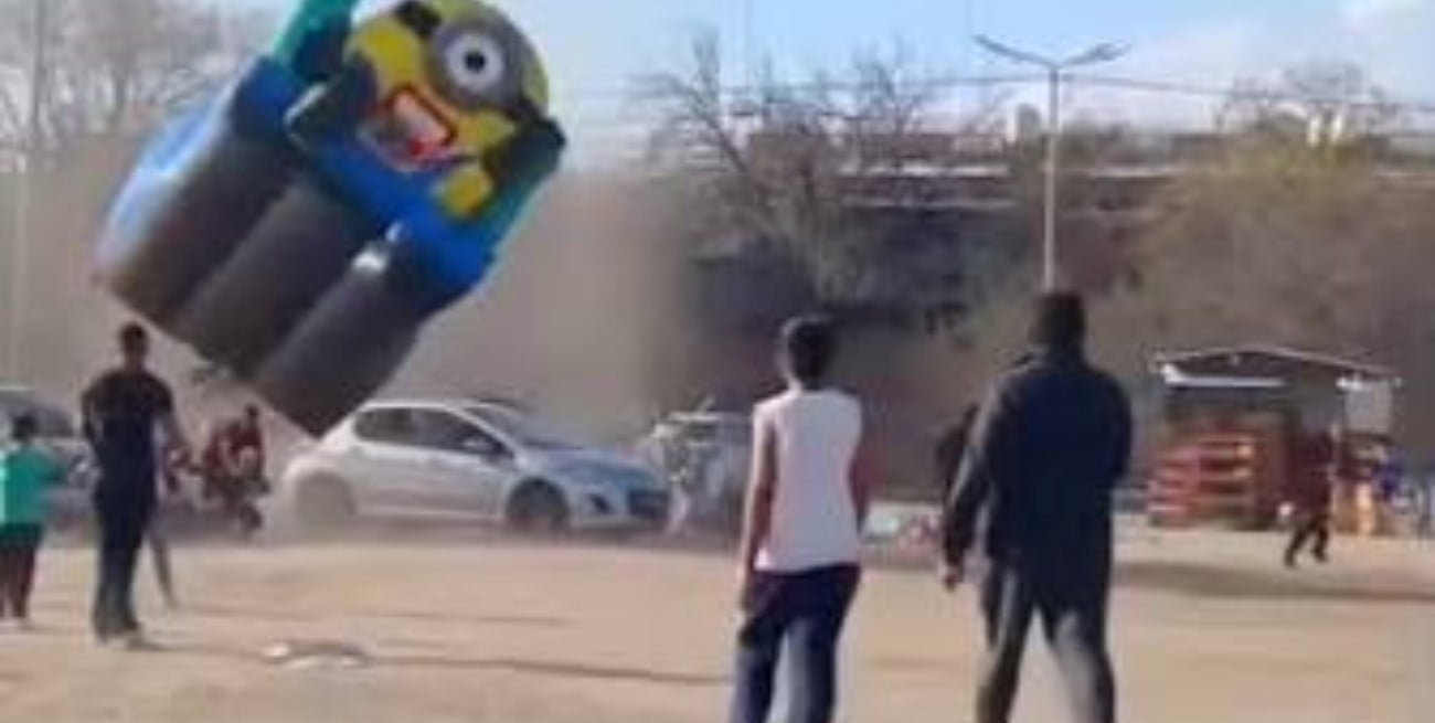 Una ráfaga levantó un inflable en Córdoba: dos chicos sufrieron traumatismos