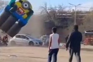 Varios niños jugaban en la estructura cuando una ráfaga la elevó.