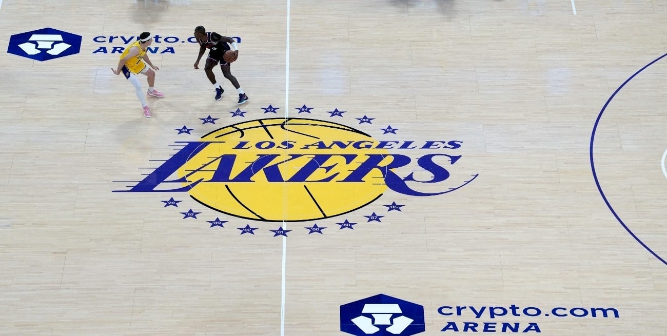 Los Buss votaron vender lo último que les quedaba de los Lakers, pero Jeanie no se va sin pelear