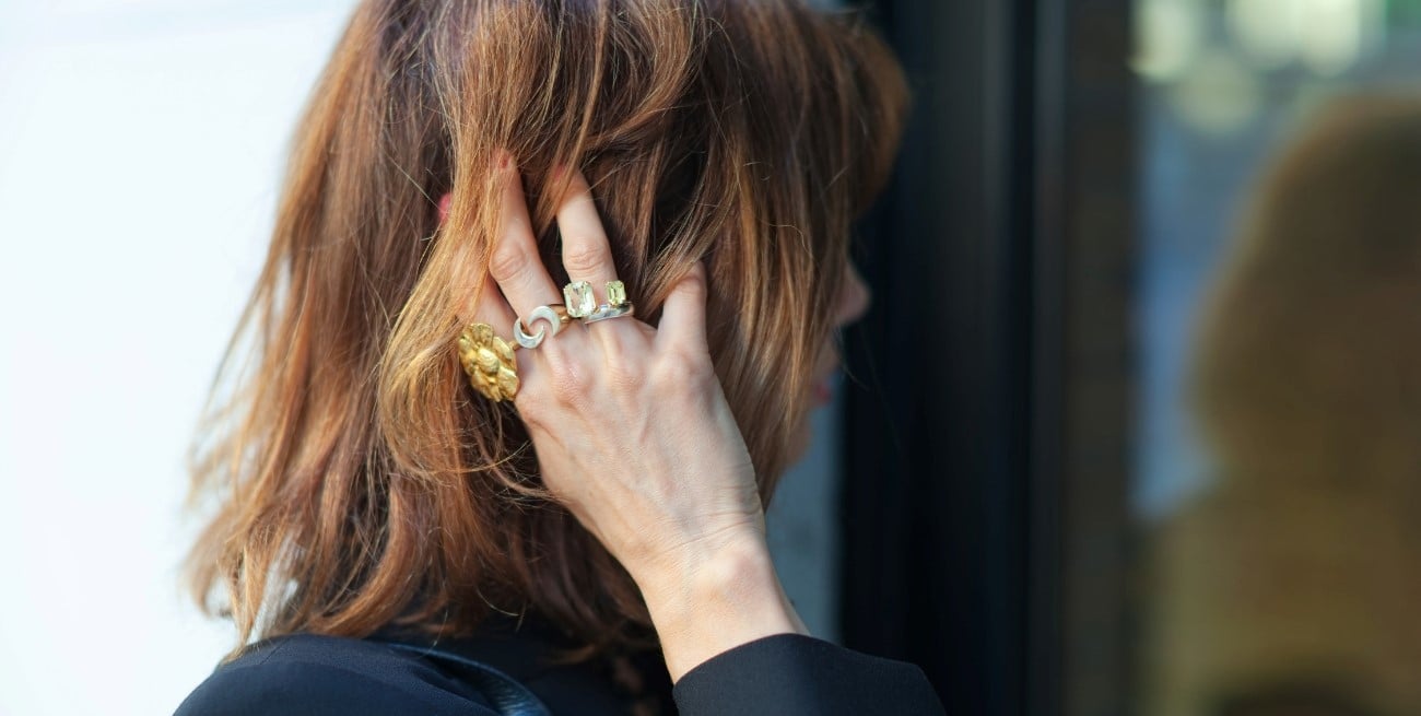 Qué significa tocarse mucho el cabello al hablar, según la psicología