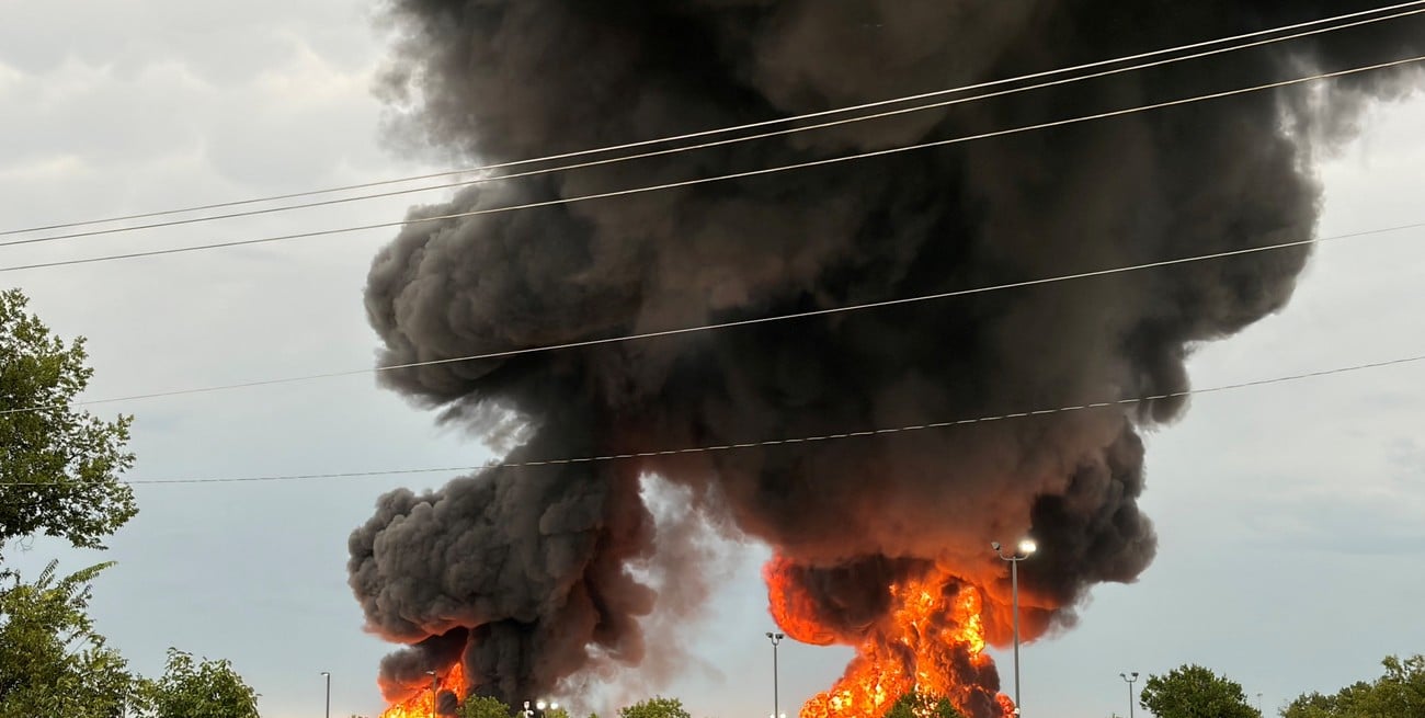 Feroz incendio en un depósito de combustible de Estados Unidos deja imágenes impactantes