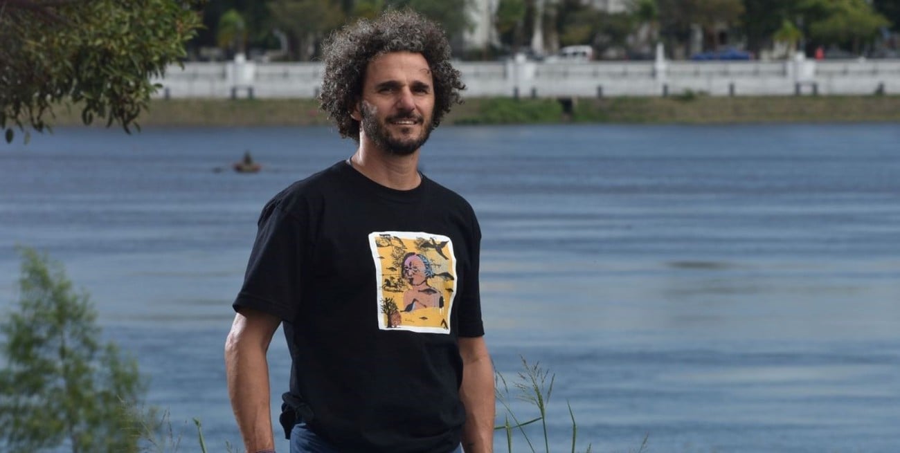 Nicolás Loyarte presenta "Esqueleto navegante", su primer libro de poesías