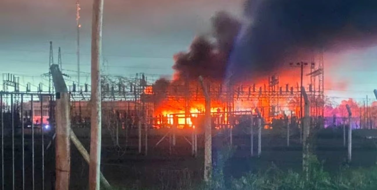 Video: un incendio en una estación transformadora dejó sin luz a parte de La Plata