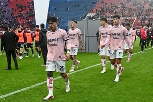 Cristian Tarragona encabeza la salida de los jugadores del Nuevo Gasómetro, luego de la muy mala actuación del equipo.