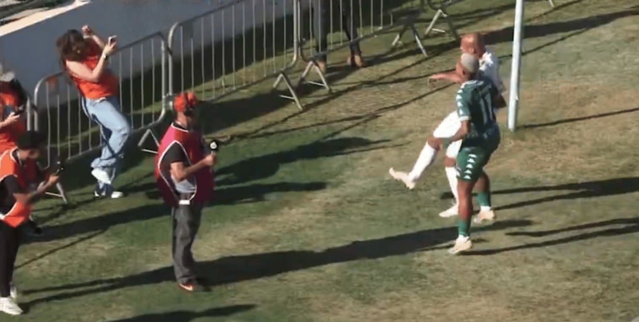 Un pelotazo dejó inconsciente a una fotógrafa durante un partido de fútbol en Brasil