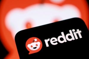 Reddit comenzó a transformar algunas publicaciones de texto en videos narrados mediante voces de inteligencia artificial. Foto: Reuters