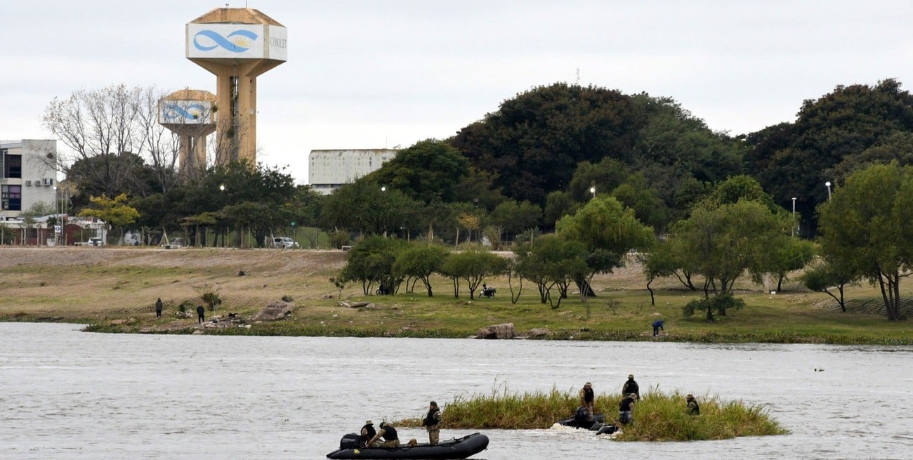 Si el tiempo lo permite, comienzan a retirar el embalsado de la laguna Setúbal