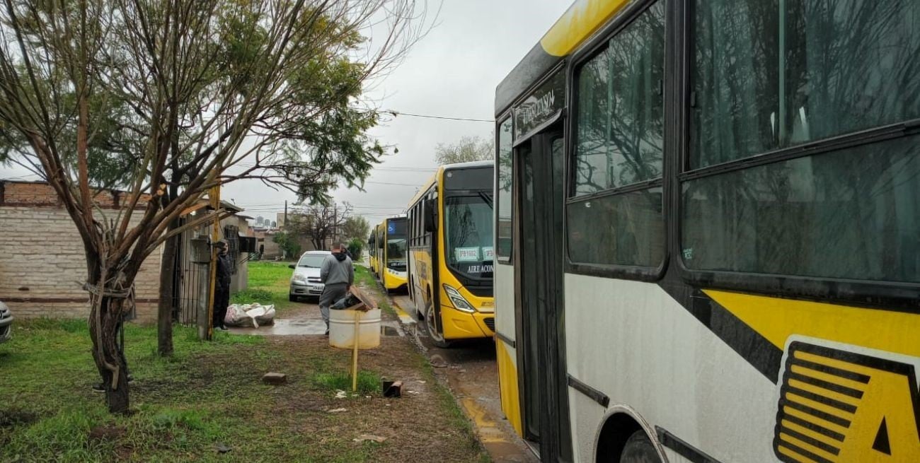 Violento robo a un chofer de la Línea 8; asamblea y reclamo por seguridad