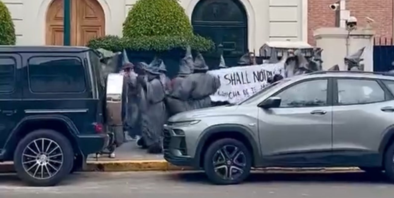 “No pasarás”: una multitud de “Gandalfs” protestó frente a la casa de Peter Thiel en Buenos Aires