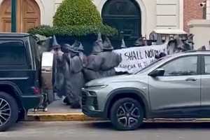 “No pasarás”: una multitud de “Gandalfs” protestó frente a la casa de Peter Thiel en Buenos Aires