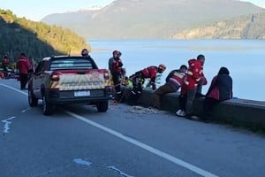 El vehículo fue hallado dentro del lago Lácar durante un operativo de emergencia.