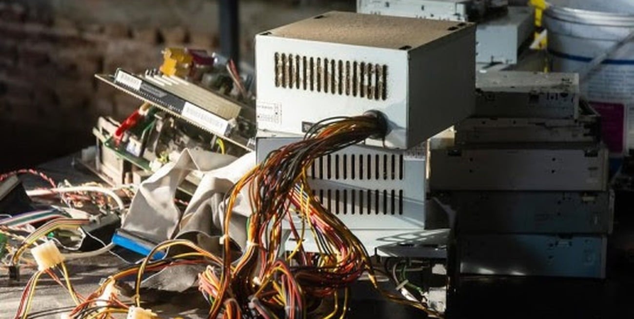 Ante el riesgo de crecidas, vecinos organizan en Arroyo Leyes una jornada para retirar residuos electrónicos de la costa