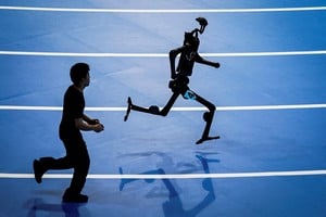 Unitree, la compañía china, asombra al mundo con su robot humanoide "Superman", capaz de correr a gran velocidad y realizar acrobacias impresionantes. Foto: REUTERS / Tingshu Wang.