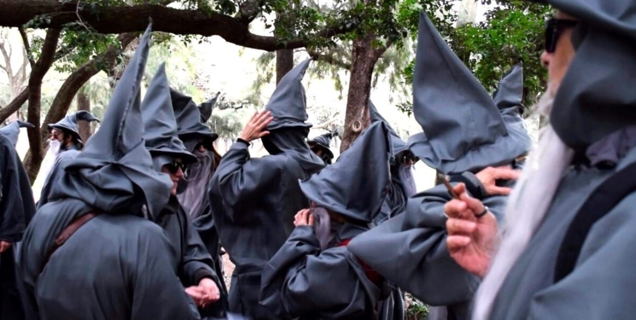 “Yihad contra las Corporaciones de la Distracción”: el grupo detrás de la protesta de Gandalfs frente a la casa de Peter Thiel