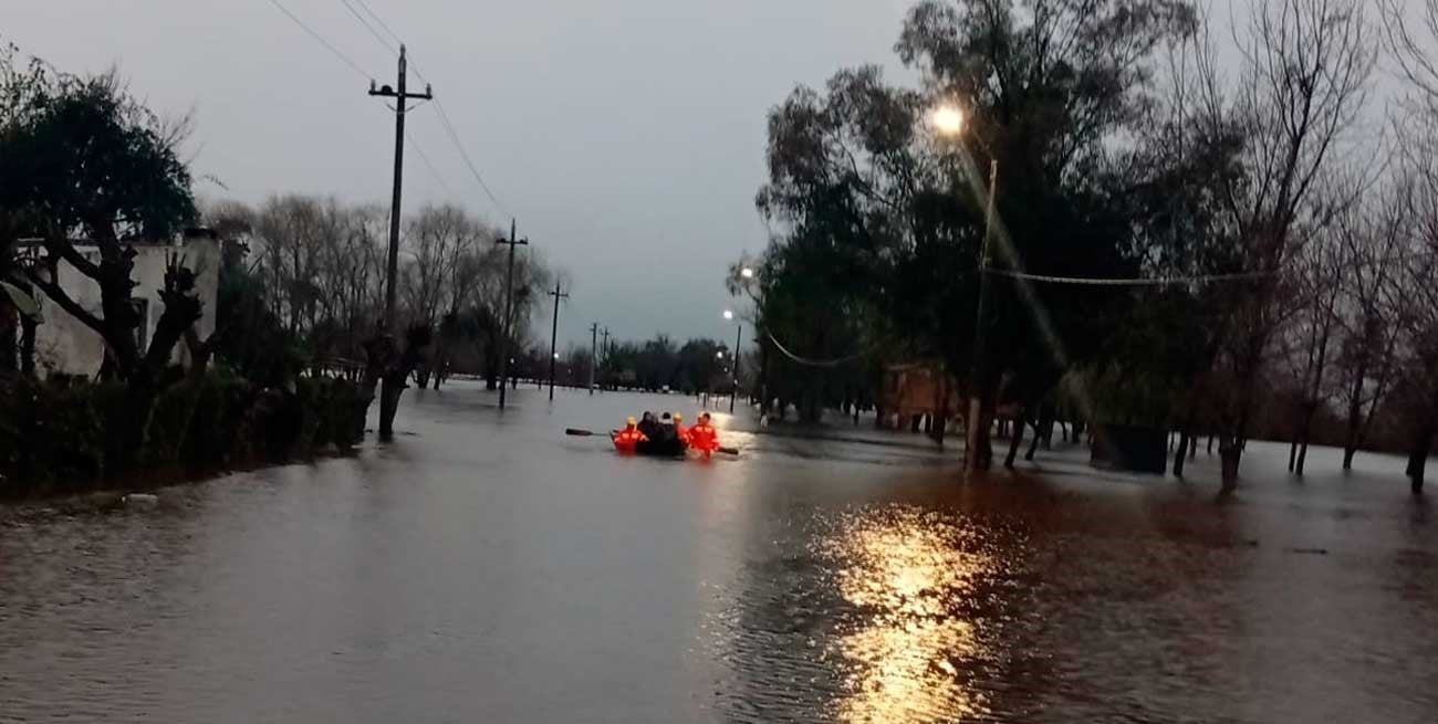 Inundaciones en Uruguay: crece el número de evacuados y ya trasladaron miles de animales