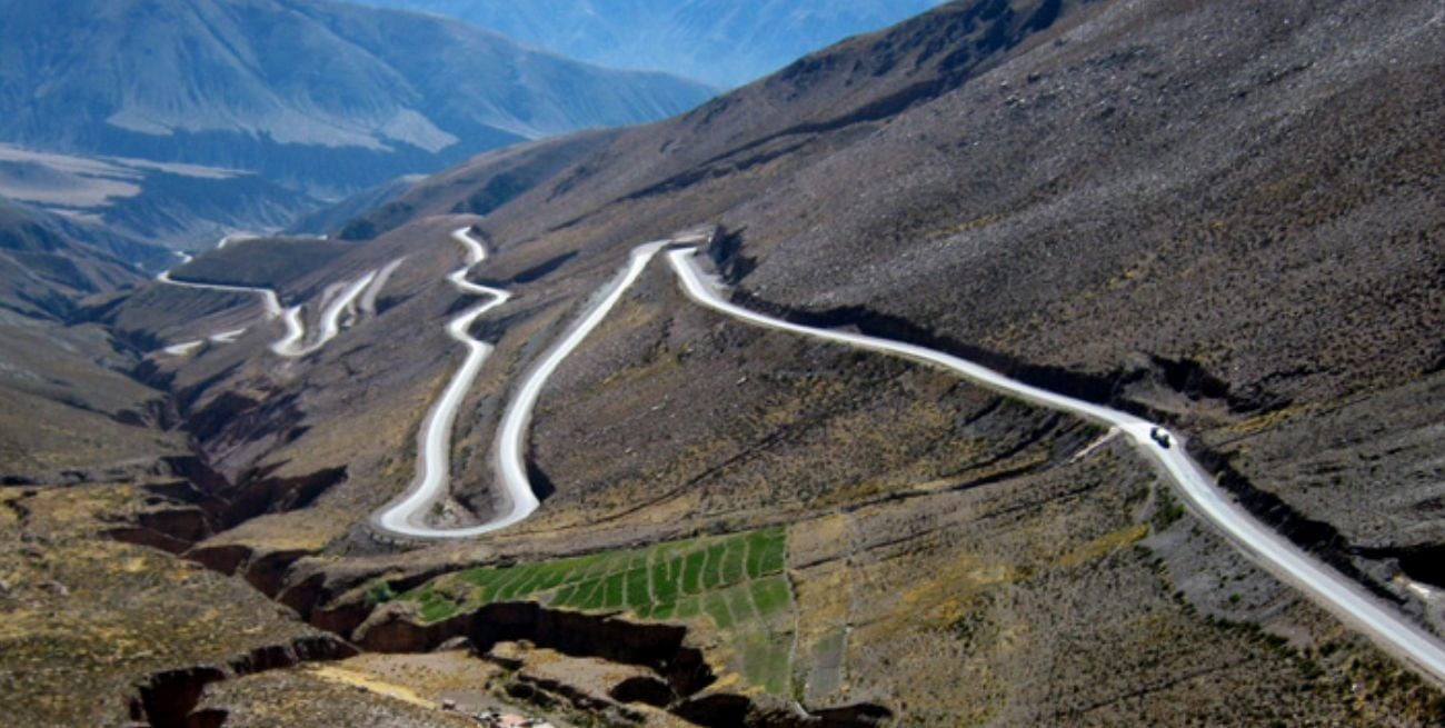 Tragedia en Jujuy: una turista bonaerense murió y su hija está con muerte cerebral al caer una camioneta por un barranco