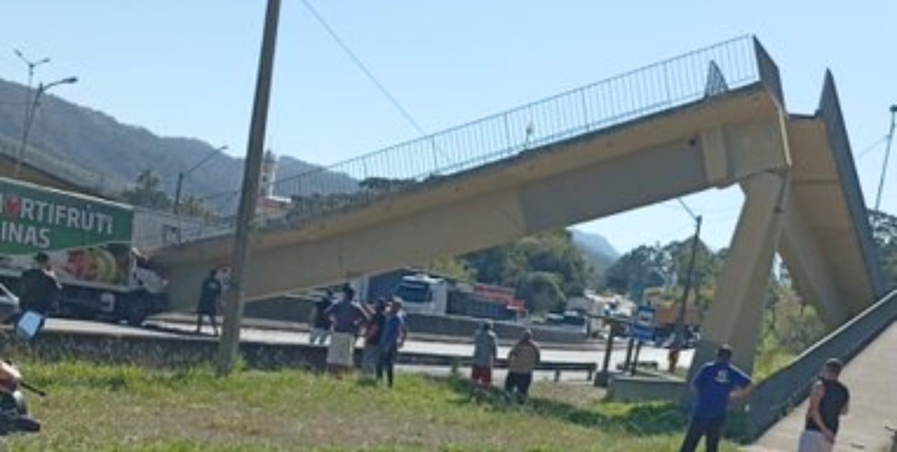 Brasil: un camión chocó contra un puente y dos personas murieron aplastadas al ceder la estructura