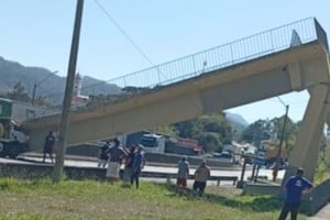 La pasarela peatonal se derrumbara sobre la autopista Créditos: @babygarroux
