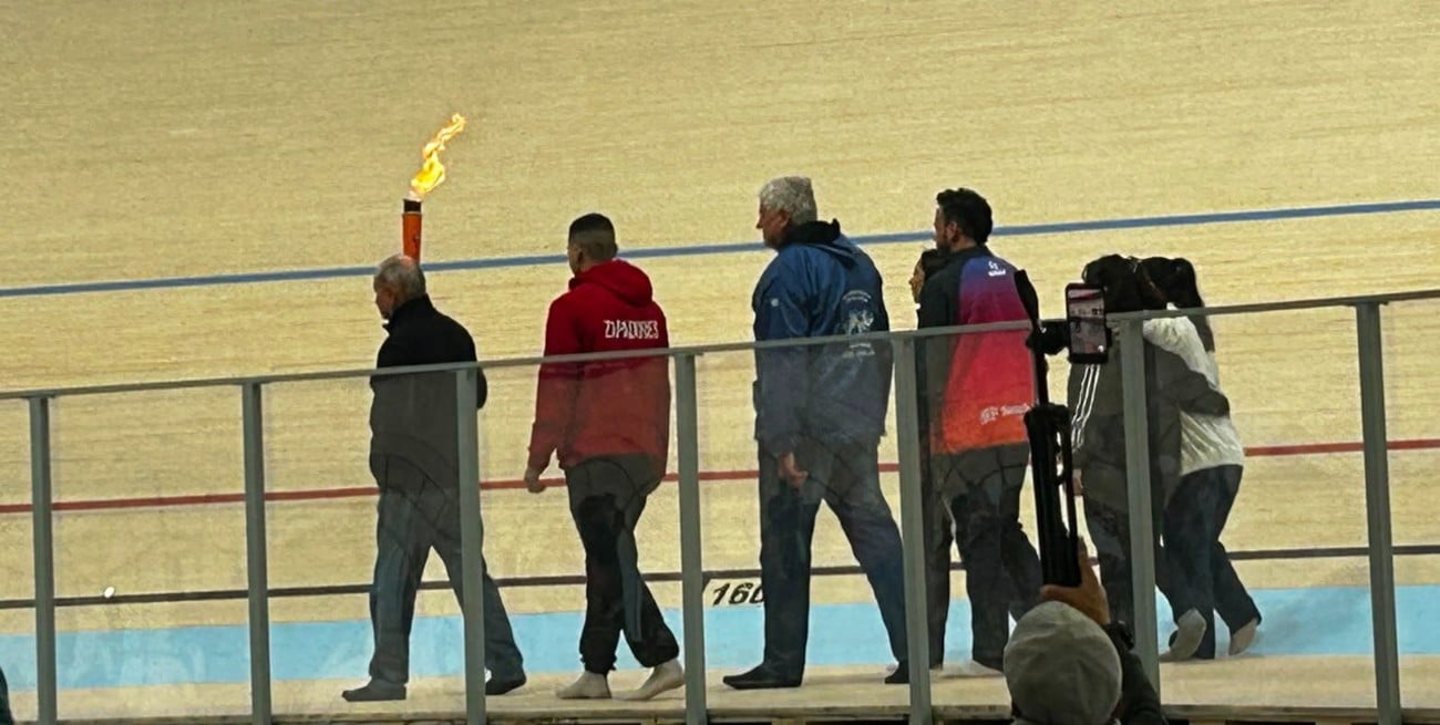 Llegó el fuego suramericano a Rafaela y realizó el recorrido dentro del velódromo