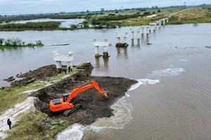 Pujato señaló que un terraplén inconcluso del Plan Circunvalar afectó el escurrimiento de las aguas.