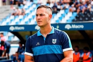 Matías Módolo en su paso por Riestra, cuando lo ascendió a Primera División. Estuvo poco tiempo en ese club, pero consiguió un hecho histórico. El sábado, enfrentará con su San Miguel a Colón.