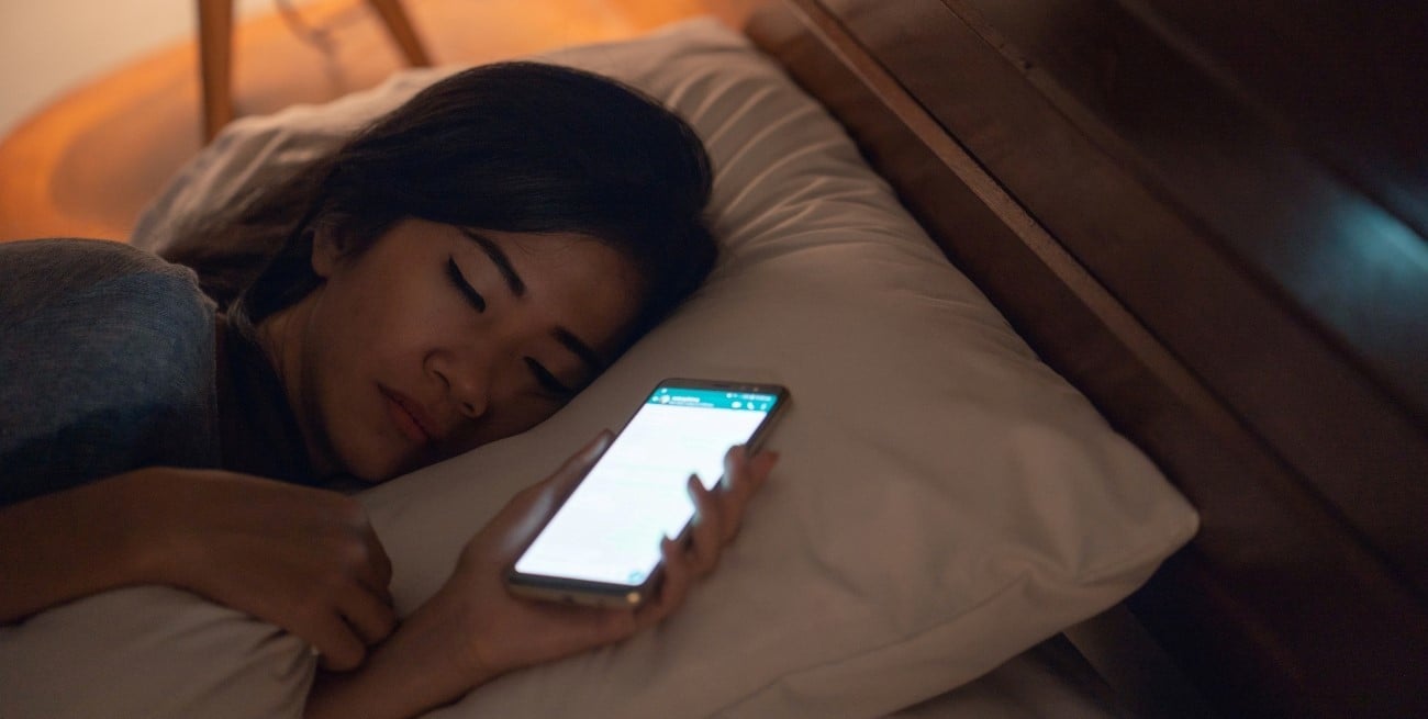 ¿Dormir con el celular al lado de la cama afecta el sueño? Qué dice la evidencia