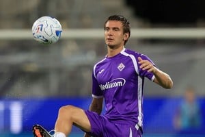 El delantero argentino fue presentado oficialmente como nuevo refuerzo de la Fiorentina.
