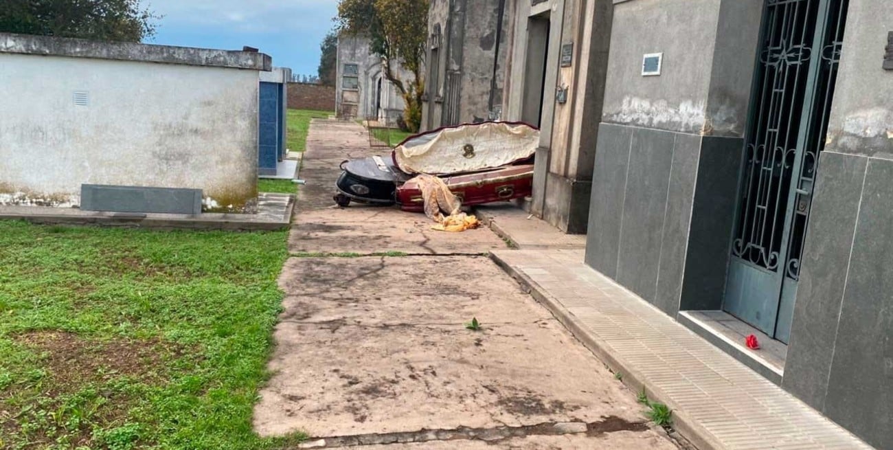 Vandalismo en el cementerio de Gessler; tiraron féretros al piso