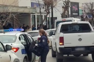 El propietario reaccionó durante el asalto y efectuó un disparo contra uno de los atacantes.