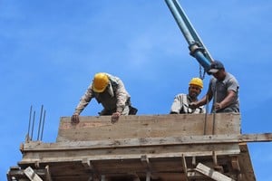 La construcción es el sector que más cayó en la gestión Milei. El Litoral.