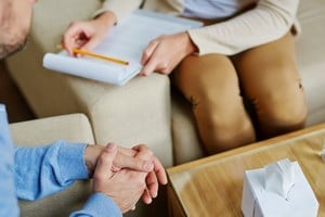 Ir al psiquiatra no significa estar loco. Significa consultar a un médico especializado en salud mental.