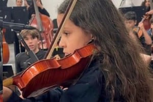 Romina Rivera Cruz interpretó un solo de violín durante su presentación en Roma.