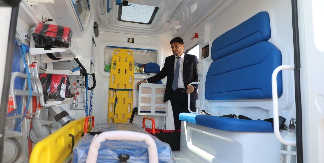 Pullaro firmó la compra de 103 ambulancias 0 km para reforzar el sistema de emergencias