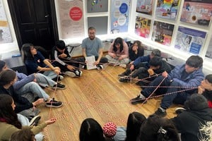 Partir de la figura de Ana Frank para reflexionar sobre las violencias cotidianas, los roles y la convivencia hoy, es la propuesta de Espacios Educativos.