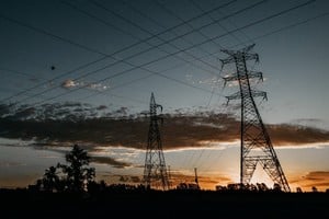 Los hogares sin asistencia estatal afrontaron el 74% del costo mayorista de la electricidad.