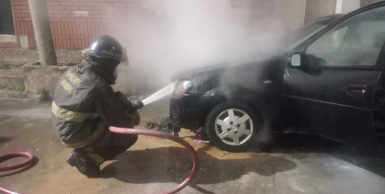 En bicicleta y solo: así actuó el atacante que incendió un automóvil en barrio Guadalupe