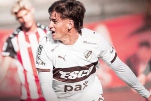 Platense logró una victoria crucial ante Barracas Central, revirtiendo el marcador en el segundo tiempo y asegurando su lugar en los playoffs del Torneo Clausura.