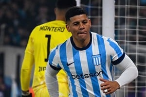 Marcos Rojo volvió a destacar en un Racing al que le cuesta definir