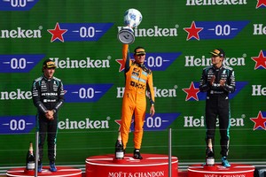 Lando Norris celebra su victoria en Zandvoort junto a los Mercedes de Andrea Kimi Antonelli y George Russell, en un podio que resumió una carrera marcada por las estrategias, las órdenes de equipo y las autocríticas. REUTERS  REUTERS/Jakub Porzycki