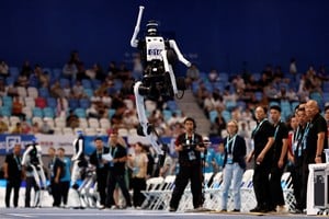 La segunda edición del evento en Pekín muestra a robots humanoides superando marcas humanas en disciplinas como atletismo y boxeo, capturando la atención mundial. Foto:  REUTERS / Tingshu Wang.