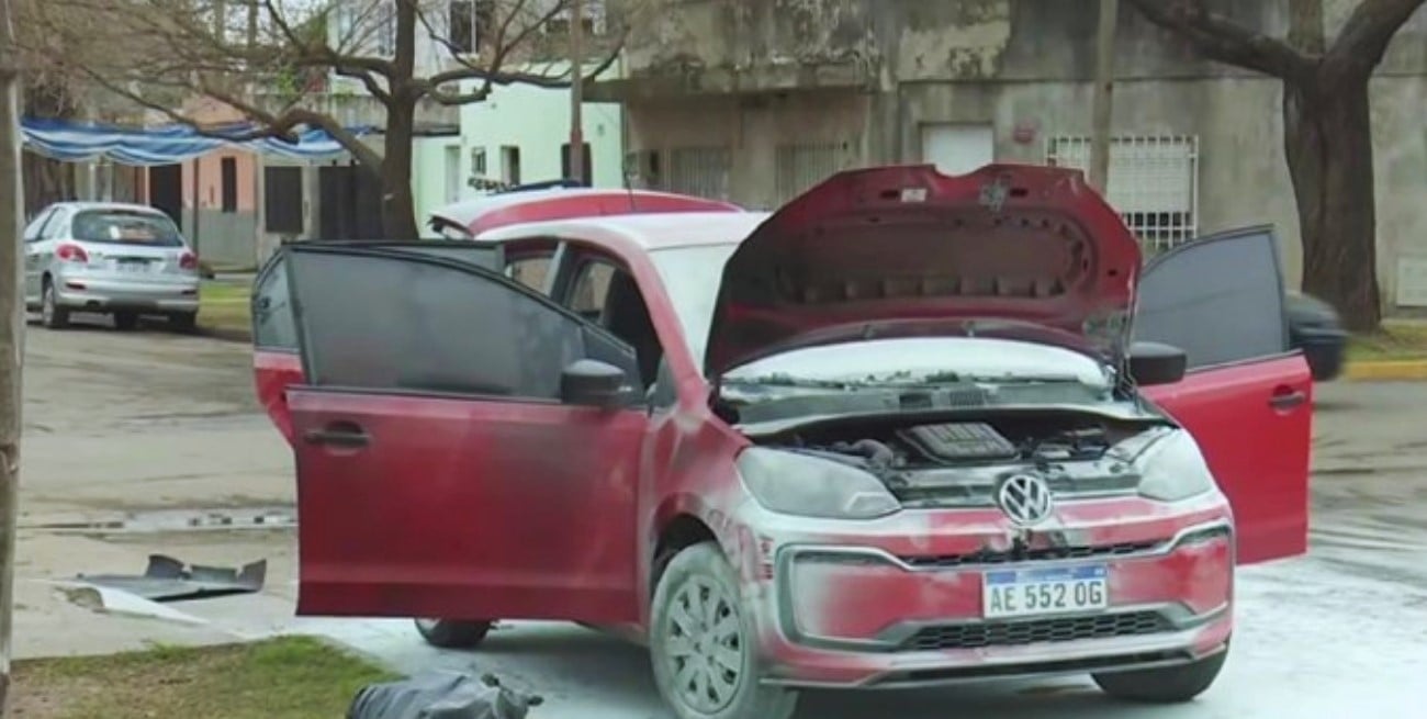 Quemaron un auto frente a una escuela y la PDI investiga un conflicto previo
