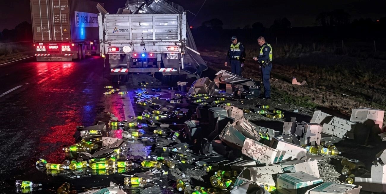 Un camión volcó y derramó su carga de aceite sobre la autopista Rosario - Córdoba