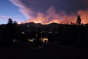 El avance del siniestro generó evacuaciones y dejó varias estructuras destruidas.