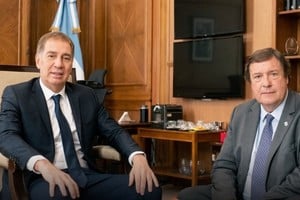 Alberto Weretilneck, gobernador de Río Negro, este lunes junto a Diego Santilli, jefe de Gabinete de Nación.