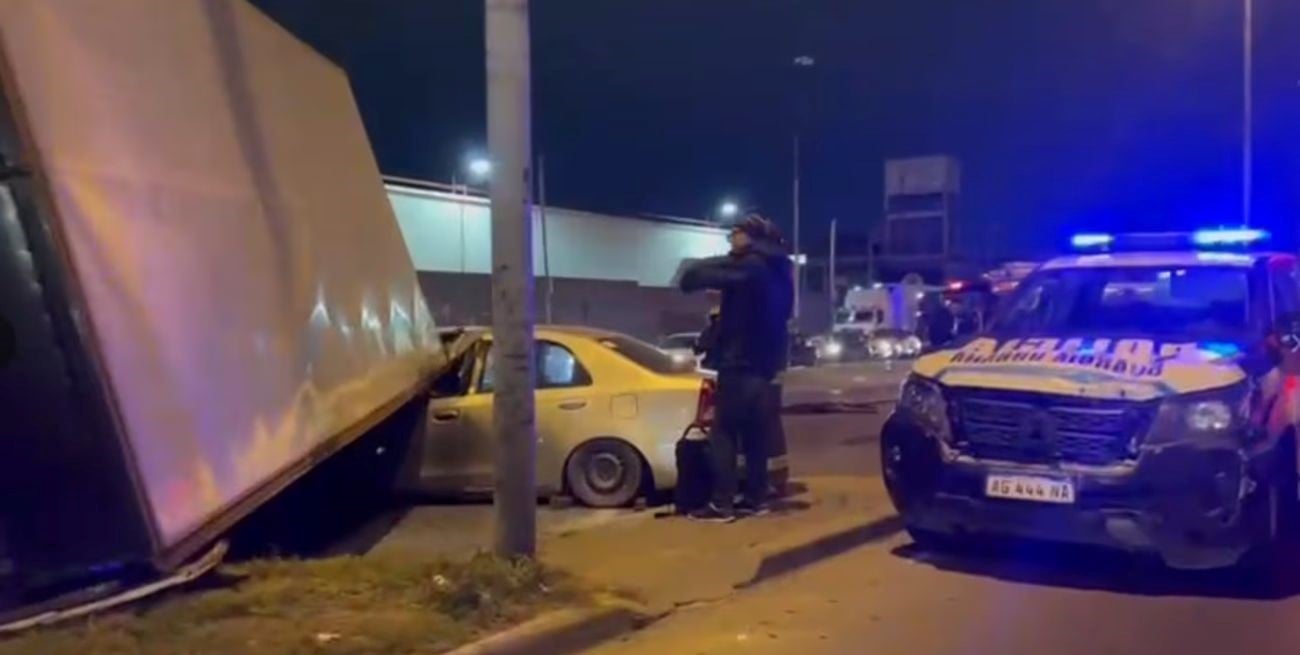 Volcó un camión y dejó atrapados a los ocupantes de un auto en Buenos Aires