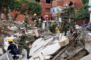 Equipos de emergencia continúan removiendo escombros en las zonas afectadas.
