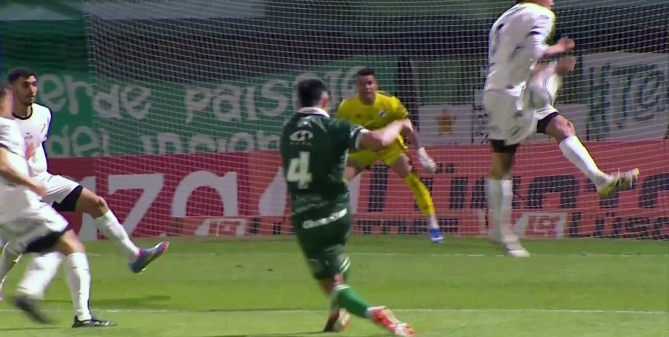 Con un polémico penal, Ferro ganó y se mantiene primero en la Zona A