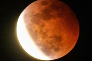 Los eclipses lunares son fenómenos que pueden observarse sin instrumentos especiales